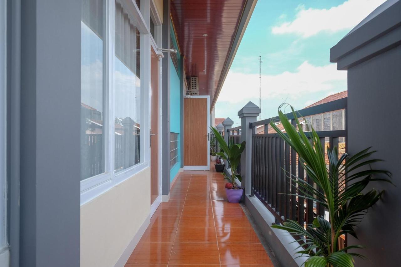 Sans Hotel Kumbang Yogyakarta By Reddoorz Экстерьер фото